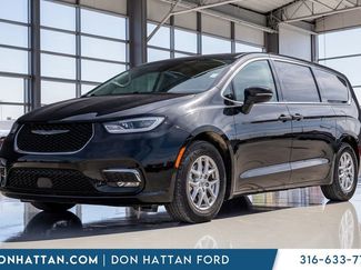 Used 2023 Chrysler Pacifica Touring-L video 1