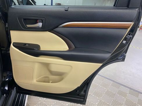 Used 2019 Toyota Highlander Limited Platinum AWD/4WD image 13