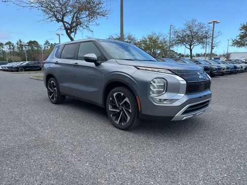 Used 2024 Mitsubishi Outlander SE image 1