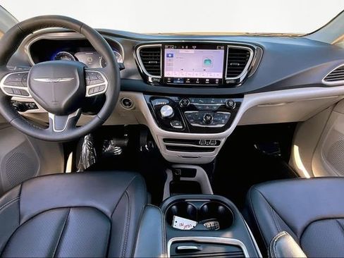 Used 2024 Chrysler Pacifica Touring-L image 7