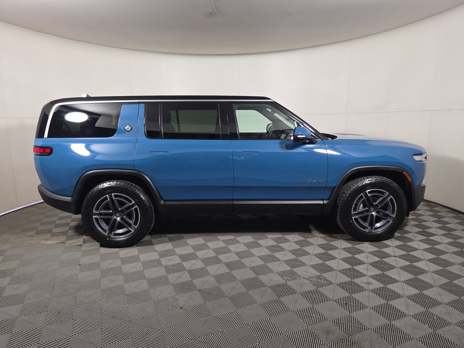 Used 2025 Rivian R1S Adventure Dual AWD/4WD image 6