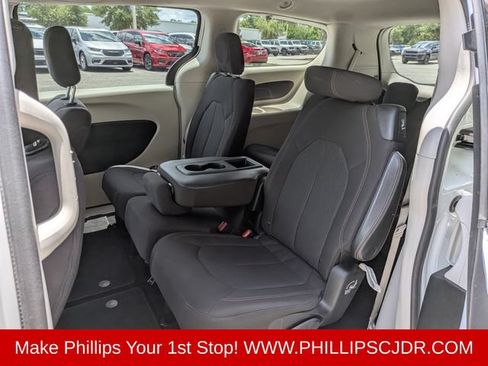 Used 2017 Chrysler Pacifica Touring w/ Tire & Wheel Group FWD image 13