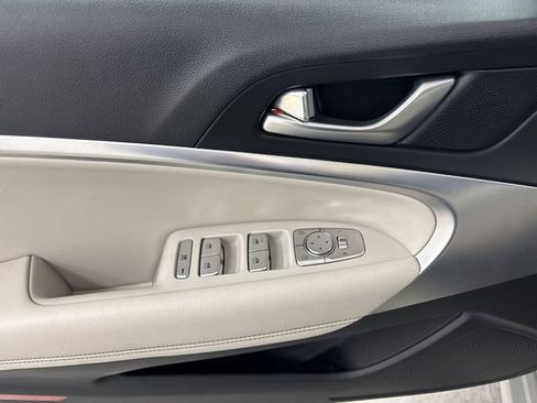 Used 2024 Genesis G70 2.5T image 5