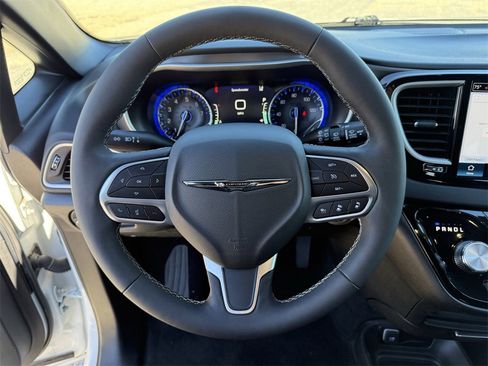 Used 2025 Chrysler Pacifica Select image 25