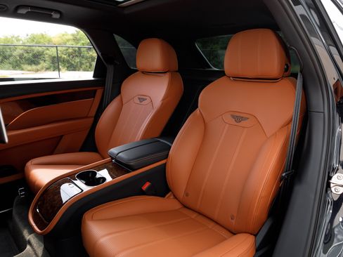 Certified 2023 Bentley Bentayga Extended Wheelbase AWD/4WD image 48