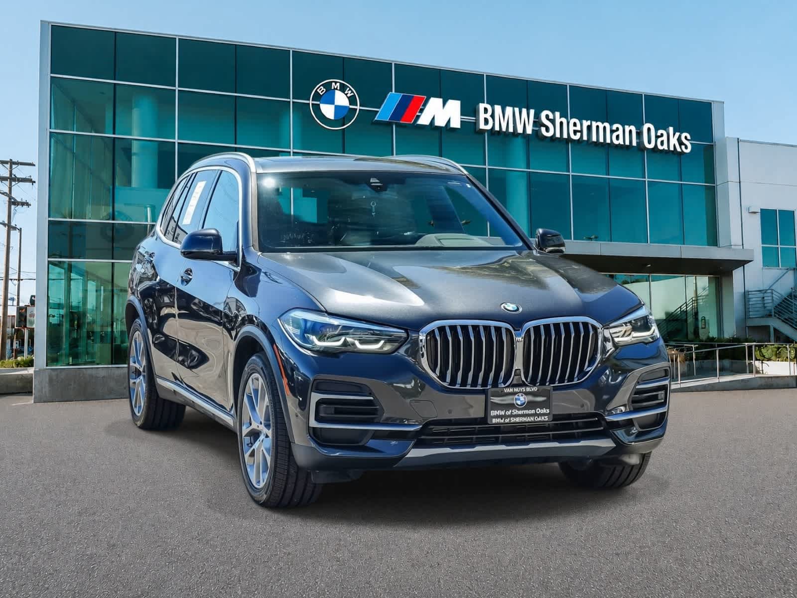 Used 2023 BMW X5 xDrive40i w/ Parking Assistance Package AWD/4WD image 3