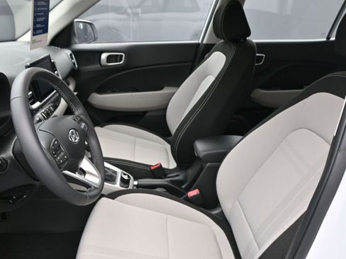 Certified 2025 Hyundai Venue SEL image 11