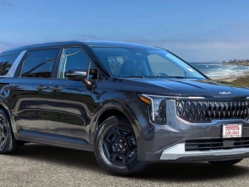 Used 2025 Kia Carnival image 1