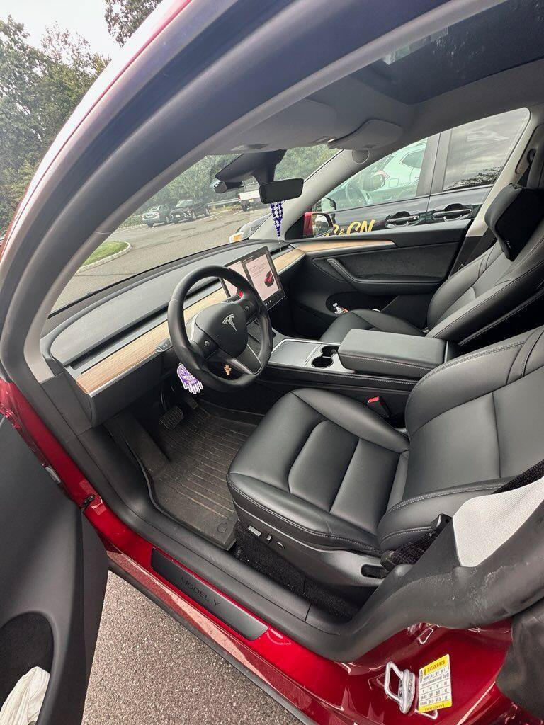 Used 2024 Tesla Model Y Long Range AWD/4WD image 3
