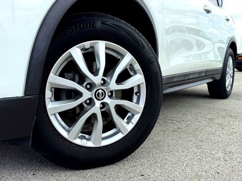 Used 2017 Nissan Rogue SV FWD image 2