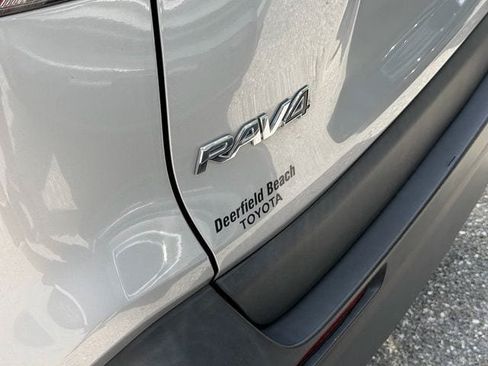 Used 2022 Toyota RAV4 LE AWD/4WD image 5