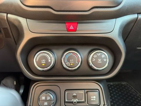 Used 2017 Jeep Renegade Trailhawk AWD/4WD image 27