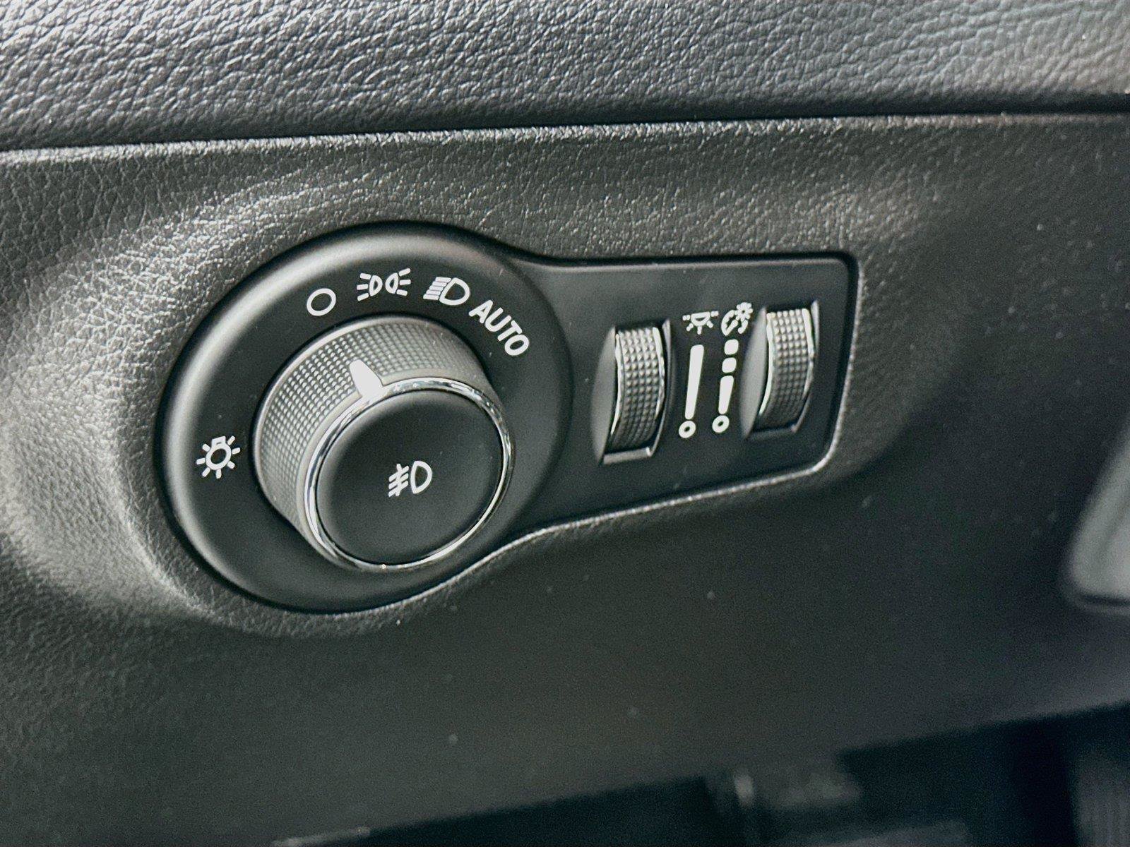 Used 2020 Jeep Compass Latitude w/ Cold Weather Group AWD/4WD image 14