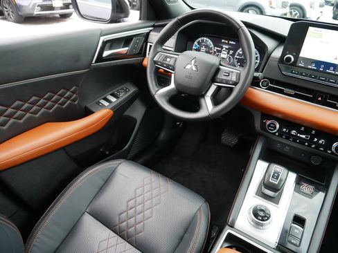 Used 2023 Mitsubishi Outlander SEL image 9