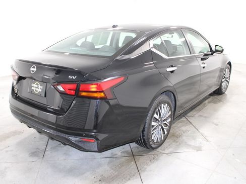 Used 2024 Nissan Altima 2.5 SV FWD image 9