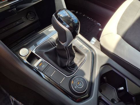 New 2025 Volkswagen Taos SE image 17