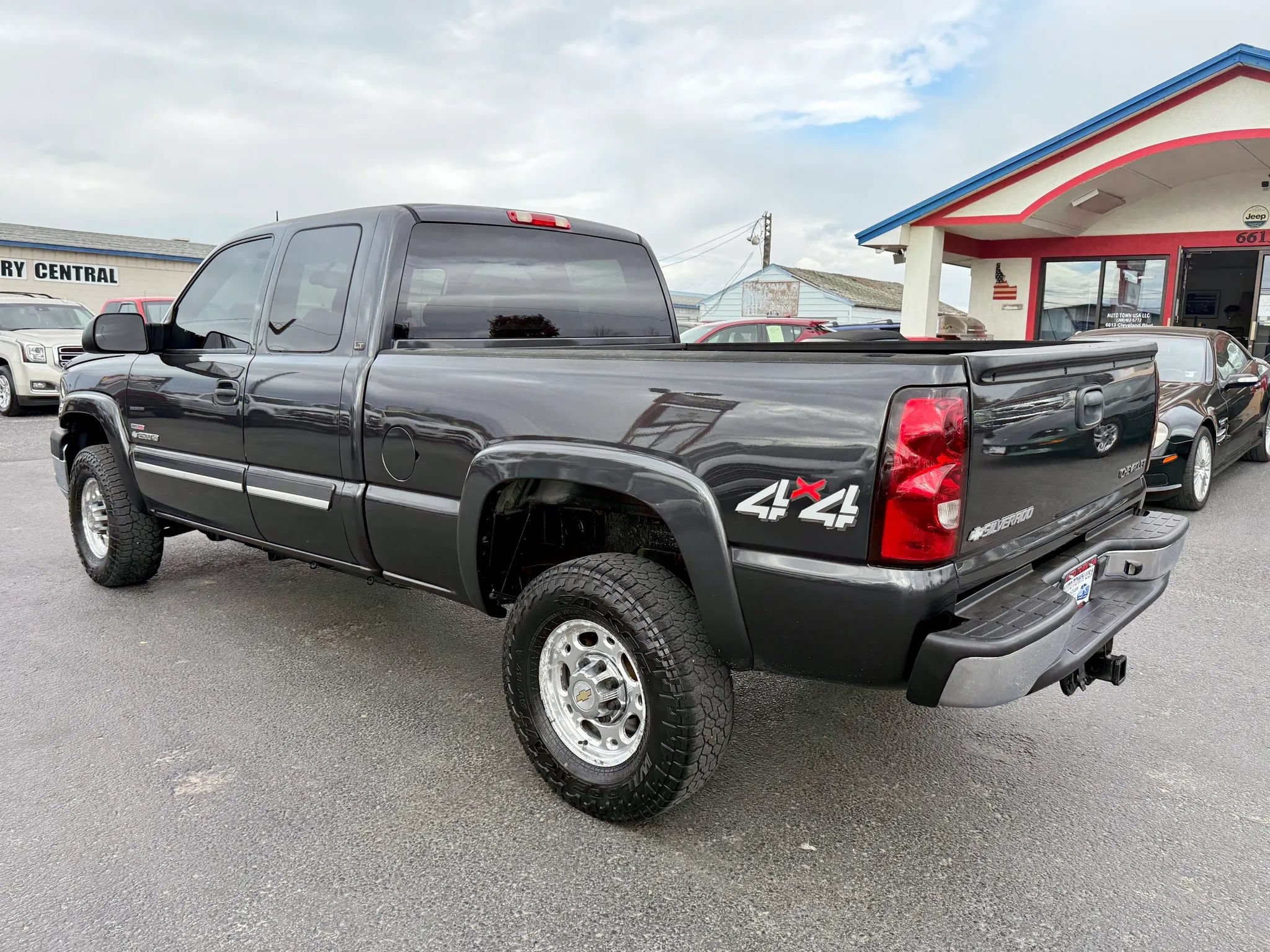 Used 2005 Chevrolet Silverado 2500 LT w/ Heavy-Duty Power Package AWD/4WD image 3