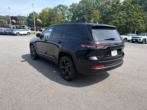 Used 2023 Jeep Grand Cherokee Altitude AWD/4WD image 5