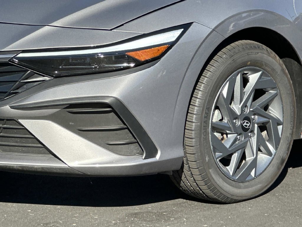Used 2025 Hyundai Elantra Hybrid FWD image 8