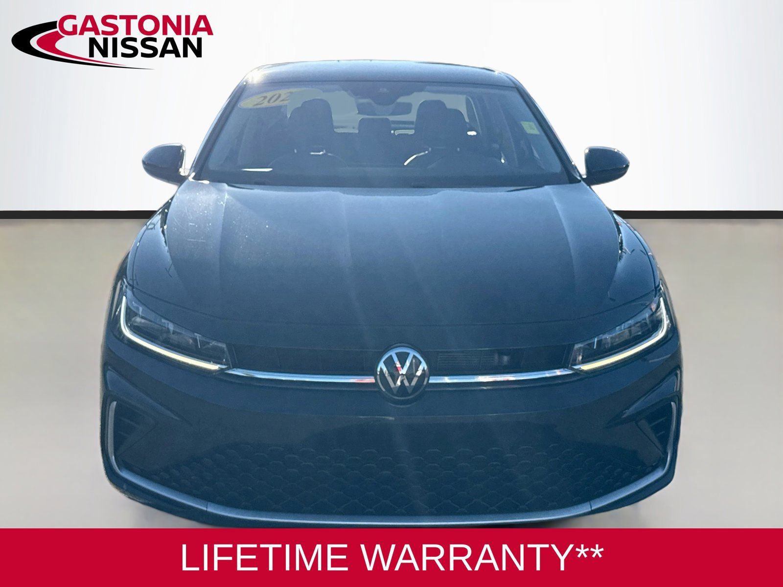 Used 2025 Volkswagen Jetta SE FWD image 2