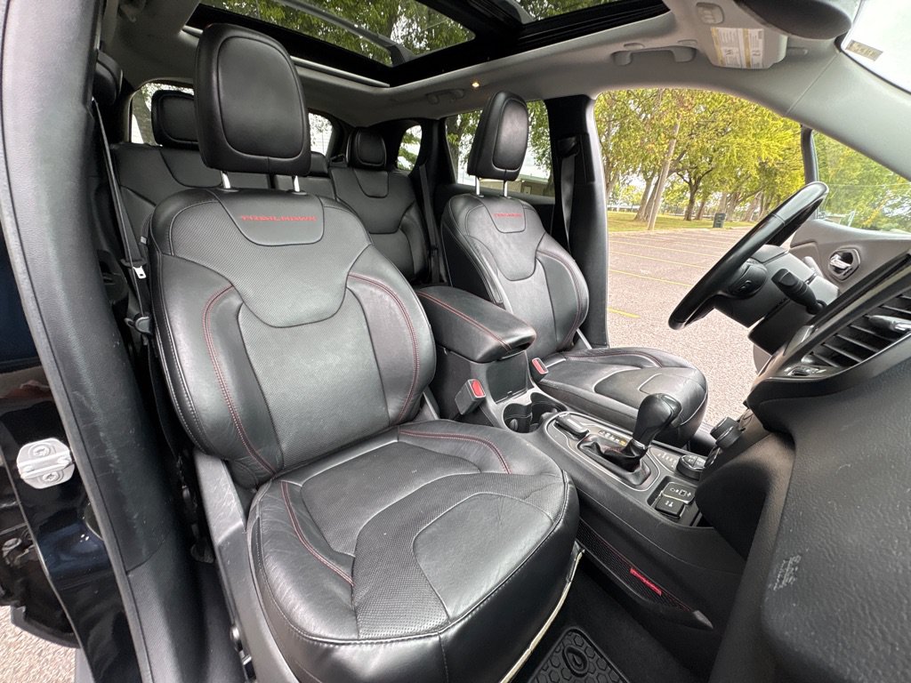 Used 2020 Jeep Cherokee Trailhawk AWD/4WD image 29