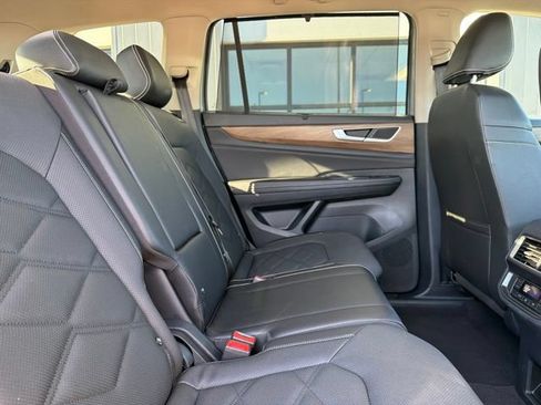 Used 2025 Volkswagen Atlas SE AWD/4WD image 14