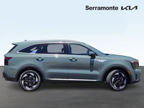 Used 2025 Kia Sorento EX FWD image 3