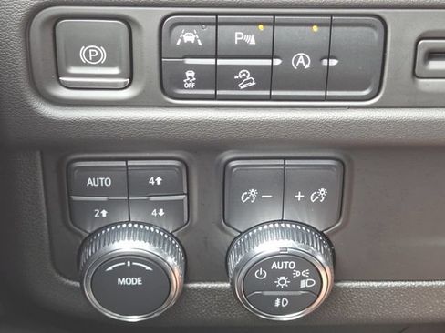 Used 2023 GMC Yukon XL AT4 AWD/4WD image 31