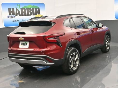 Used 2025 Chevrolet Trax LT w/ LT Convenience Package image 5