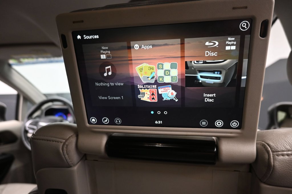 Used 2018 Chrysler Pacifica Touring-L Plus FWD image 11