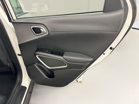 Used 2025 Kia Soul LX w/ LX Technology Package FWD image 30