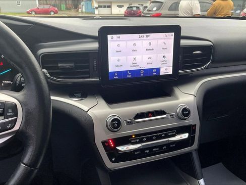 Used 2022 Ford Explorer XLT w/ Equipment Group 202A image 6