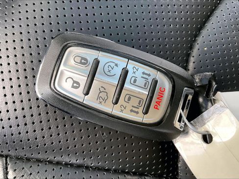 Used 2025 Chrysler Pacifica Limited image 9