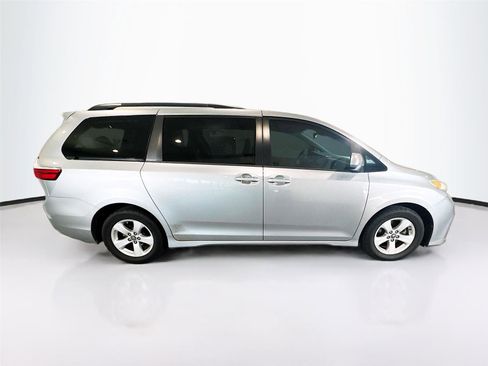 Used 2018 Toyota Sienna LE FWD image 5
