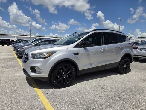 Used 2017 Ford Escape SE w/ SE Sport Appearance Package FWD image 3