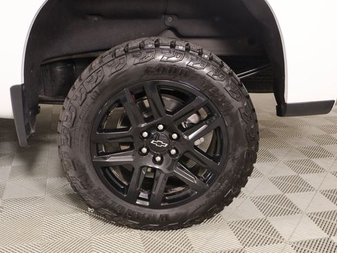 Used 2025 Chevrolet Silverado 1500 Custom Trail Boss AWD/4WD image 17