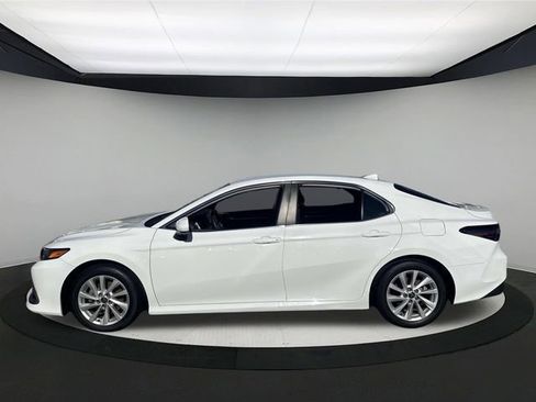 Used 2022 Toyota Camry LE image 9