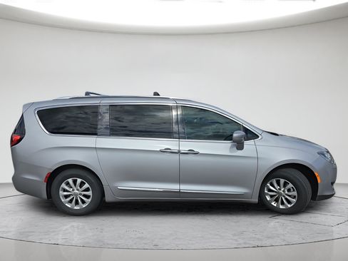 Used 2018 Chrysler Pacifica Touring-L FWD image 3