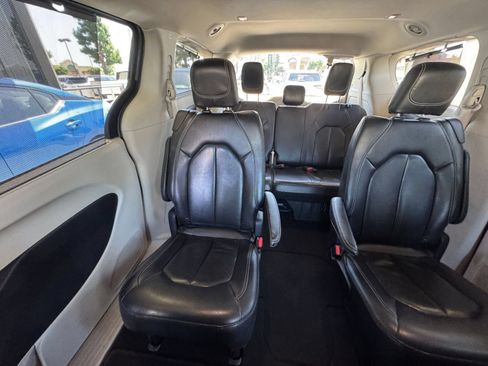 Used 2022 Chrysler Pacifica Touring-L FWD image 37