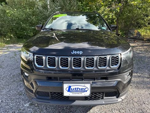Used 2025 Jeep Compass Latitude w/ Sun & Sound Group AWD/4WD image 2