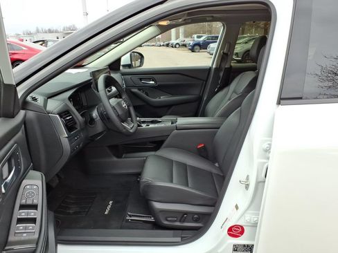 Certified 2025 Nissan Rogue SL w/ SL Premium Package FWD image 4