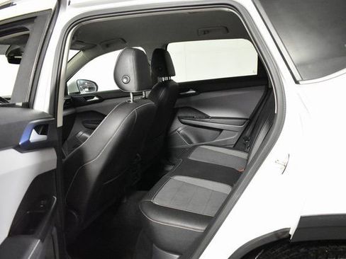 Used 2024 Volkswagen Taos SE image 29