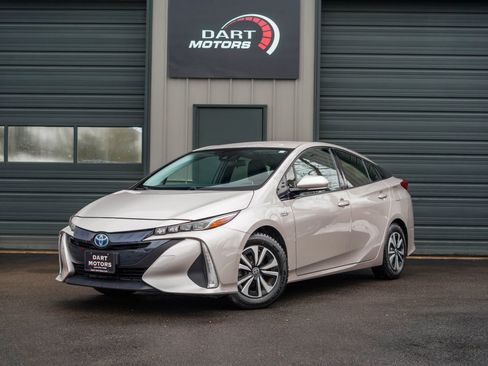 Used 2017 Toyota Prius Prime Premium image 3