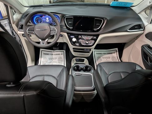 Used 2024 Chrysler Pacifica Touring-L FWD image 6