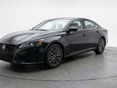Used 2025 Nissan Altima 2.5 SV image 3