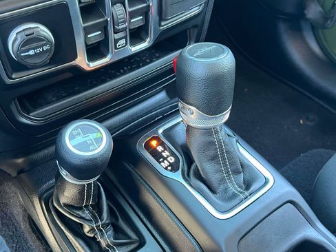 Used 2021 Jeep Gladiator Overland AWD/4WD image 11