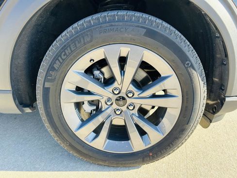 Used 2023 Ford Explorer XLT w/ Equipment Group 202A image 41