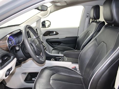 Used 2023 Chrysler Pacifica Limited FWD image 17