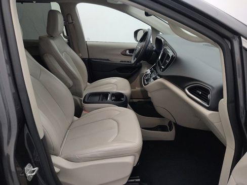 Used 2021 Chrysler Voyager Lxi image 21