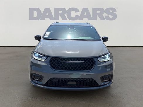 Used 2025 Chrysler Pacifica Limited FWD image 2